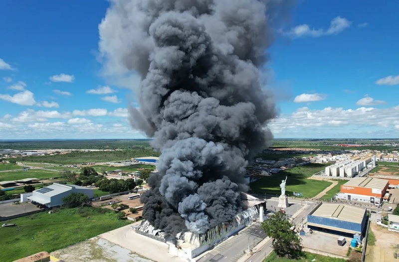  Incêndio destrói loja da Havan em Vitória da Conquista, na Bahia — Foto: Paulo Silveira 