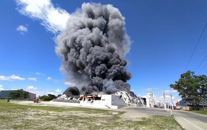 Incêndio atinge loja da Havan, em Vitória da Conquista — Foto: Divulgação/Corpo de Bombeiros 