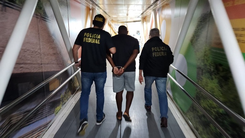 Agentes da Polícia Federal efetuaram a prisão do homem durante conexão na capital paraense. (Foto:| Divulgação/PF)