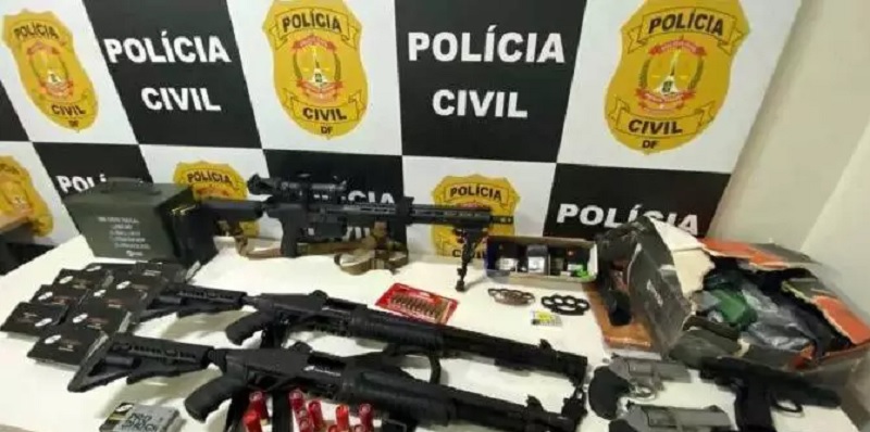 O arsenal foi encontrado em um apartamento alugado do Sudoeste, na área nobre do DF. Ele teria trazido a maioria do material do Pará, em uma caminhonete.  (Foto:Divulgação Policia)