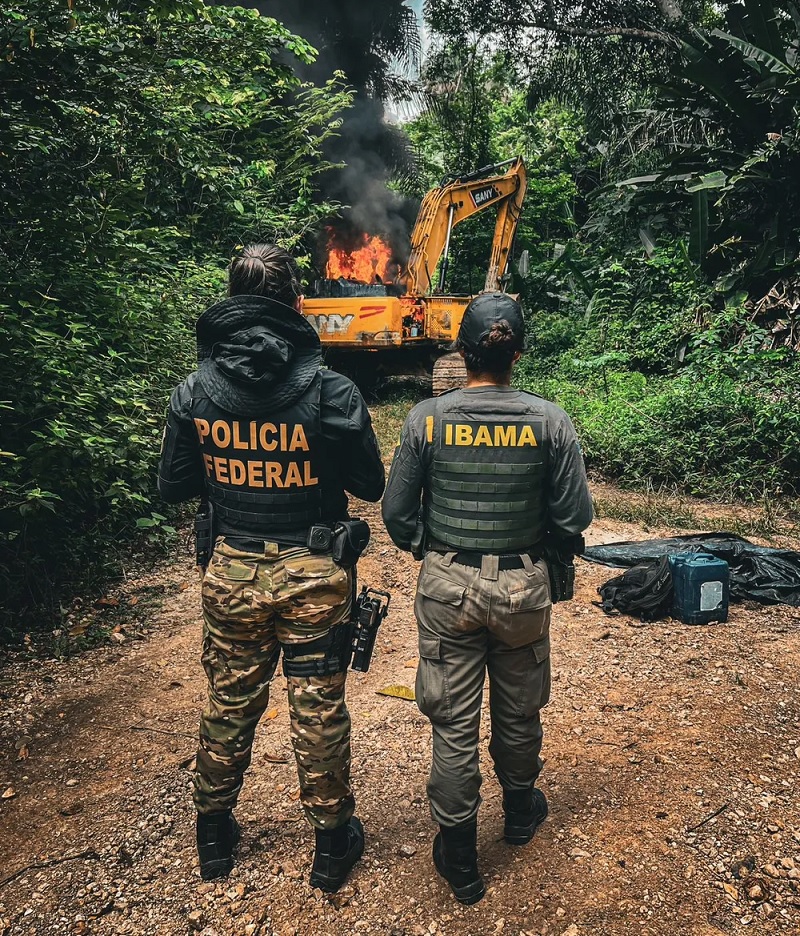  No local foram encontradas escavadeiras hidráulicas, que foram destruídas pelos agentes — Foto: Ascom/PF 