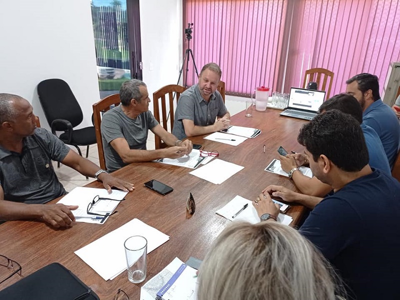 O vereador Juliano Simionato (União Brasil) participou na última sexta-feira (02/12) na Câmara de Vereadores de Novo Progresso-PA, da reunião da diretoria da Frente Parlamentar MT/PA, onde foi discutido os direcionamentos e pautas para o ano de 2023. (Foto:Fecebook)