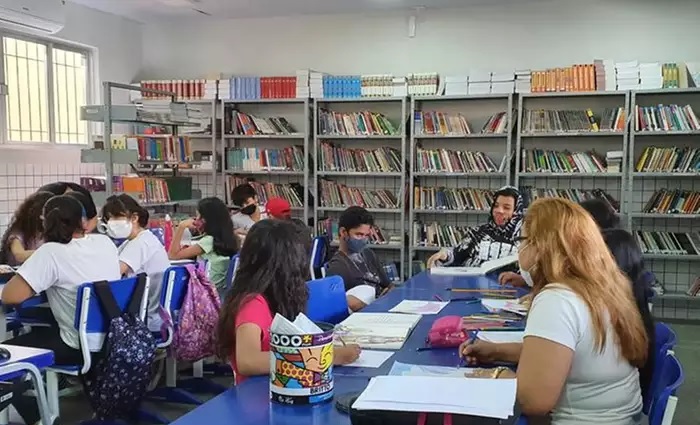 Alunos da professora Cristiane Caetano, produzindo os projetos na Escola Estadual de Ensino Fundamental e Médio Dom Pedro II, do bairro do Marco, em Belém (Arquivo pessoal)