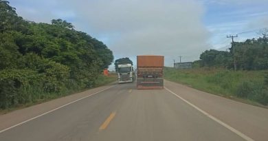 Buracos na rodovia BR 163, no Pará, são tapados, mas o material esfarela na pista, continuam aberto, prejudicando o trânsito na via (Foto: Jornal Folha do Progresso)