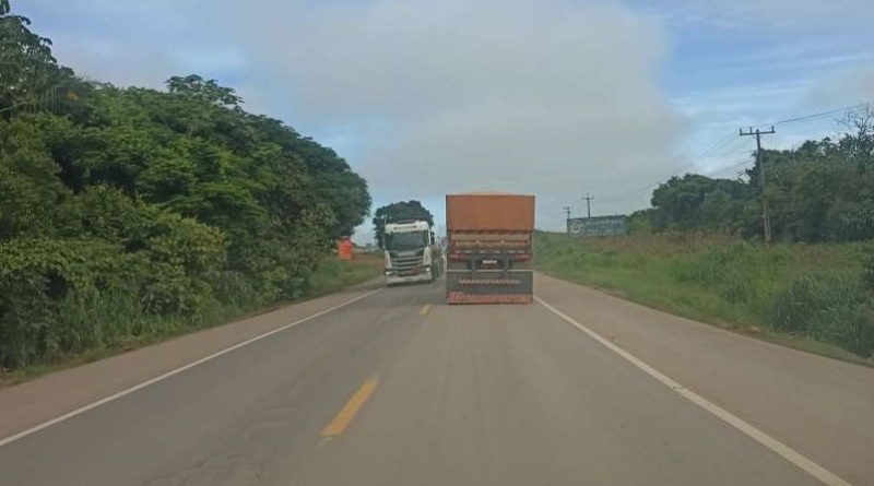 Buracos na rodovia BR 163, no Pará, são tapados, mas o material esfarela na pista, continuam aberto, prejudicando o trânsito na via (Foto: Jornal Folha do Progresso)