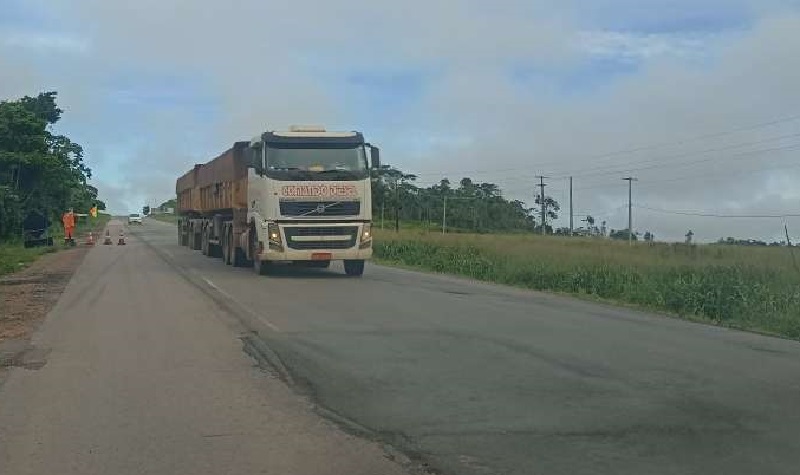 Remendos para tapar buracos, viram lombadas, que prejudicam a suspensão e pneus dos veículos (Foto: Jornal Folha do Progresso)