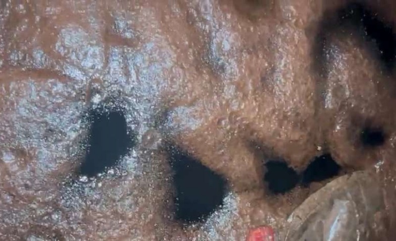 Óleo preto escorrendo pela rua Maringá no bairro Cristo Rei em Novo Progresso