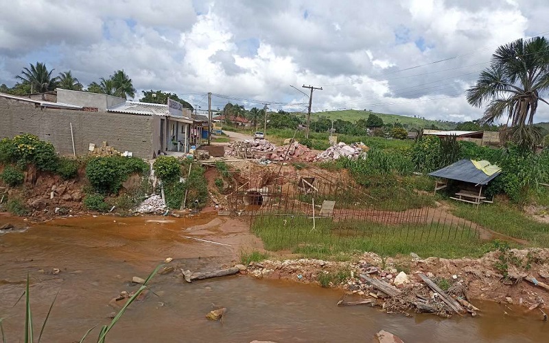 Uma das maiores reclamações dos moradores do Bairro é a maneira como a avenida foi interditada e abandonada.