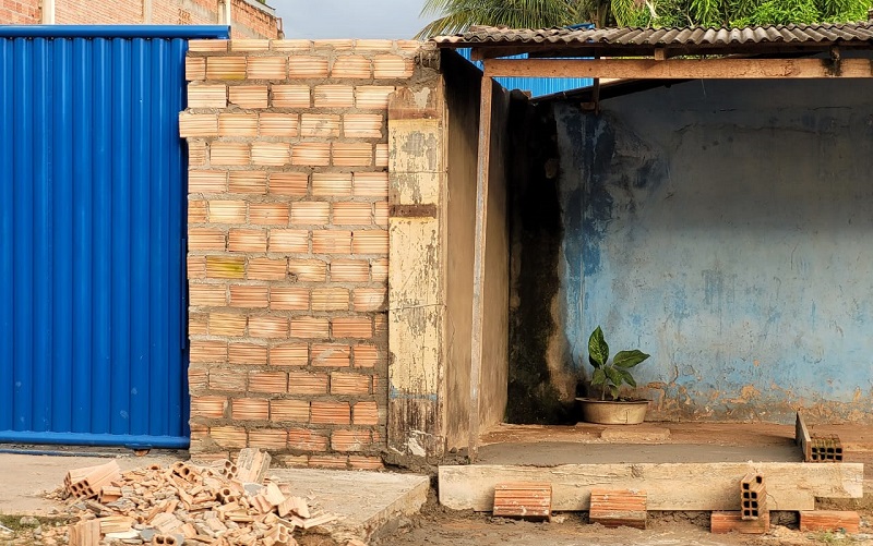  Pedaços de tijolos do muro ao chão. (Foto: Rubson Vieira/Portal Giro).