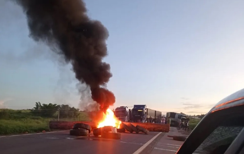  Radicais bolsonaristas bloquearam a BR-163 em Altamira e Novo Progresso, no Pará — Foto: PRF/Divulgação 