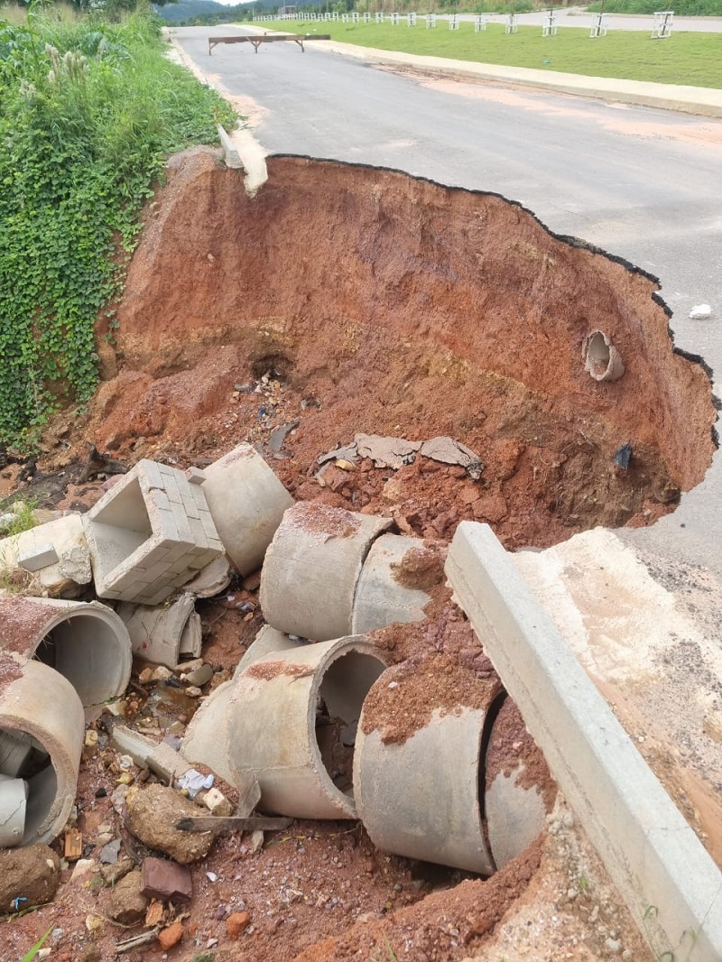 Enxurrada rompeu boeiro pluvial na avenida Jamanxim em Novo Progresso-PA