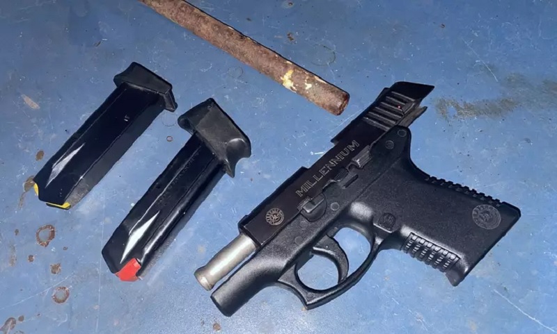 Pistola e objetos apreendidos pela Polícia Civil- Foto: Divulgação/Polícia Civil