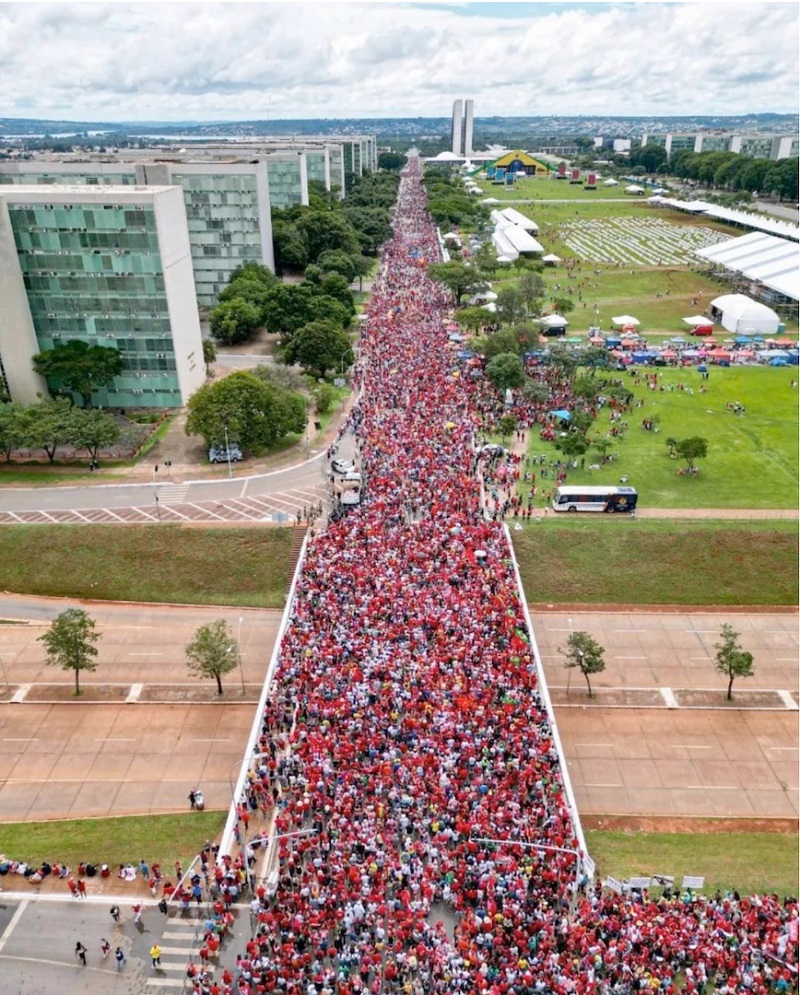 Apoiadores de Lula caminham no final da manhã em direção ao local da posse do petista no dia 1º de janeiro 