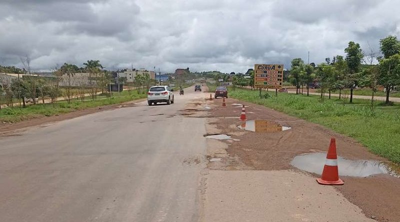 Perímetro urbano de novo progresso da BR  163 tomado por buracos e lama. (foto:Jornal Folha do Progresso)
