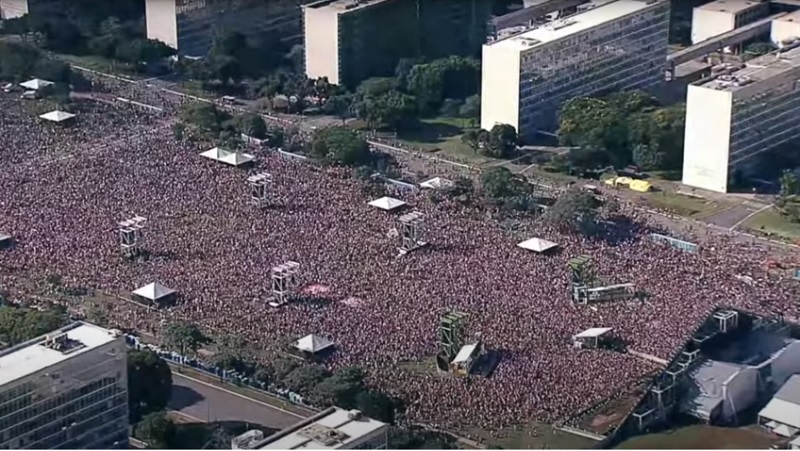 Esplanada na posse de Lula Reprodução/YouTube - 1º.jan.2023 Pico de público na Esplanada dos Ministérios para acompanhar posse de Lula foi registrado pouco antes do discurso do presidente no Parlatório ... 