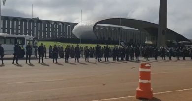 Forças de segurança fazem barreira em frente ao QG do Exército, em Brasília — Foto: TV Globo/Reprodução