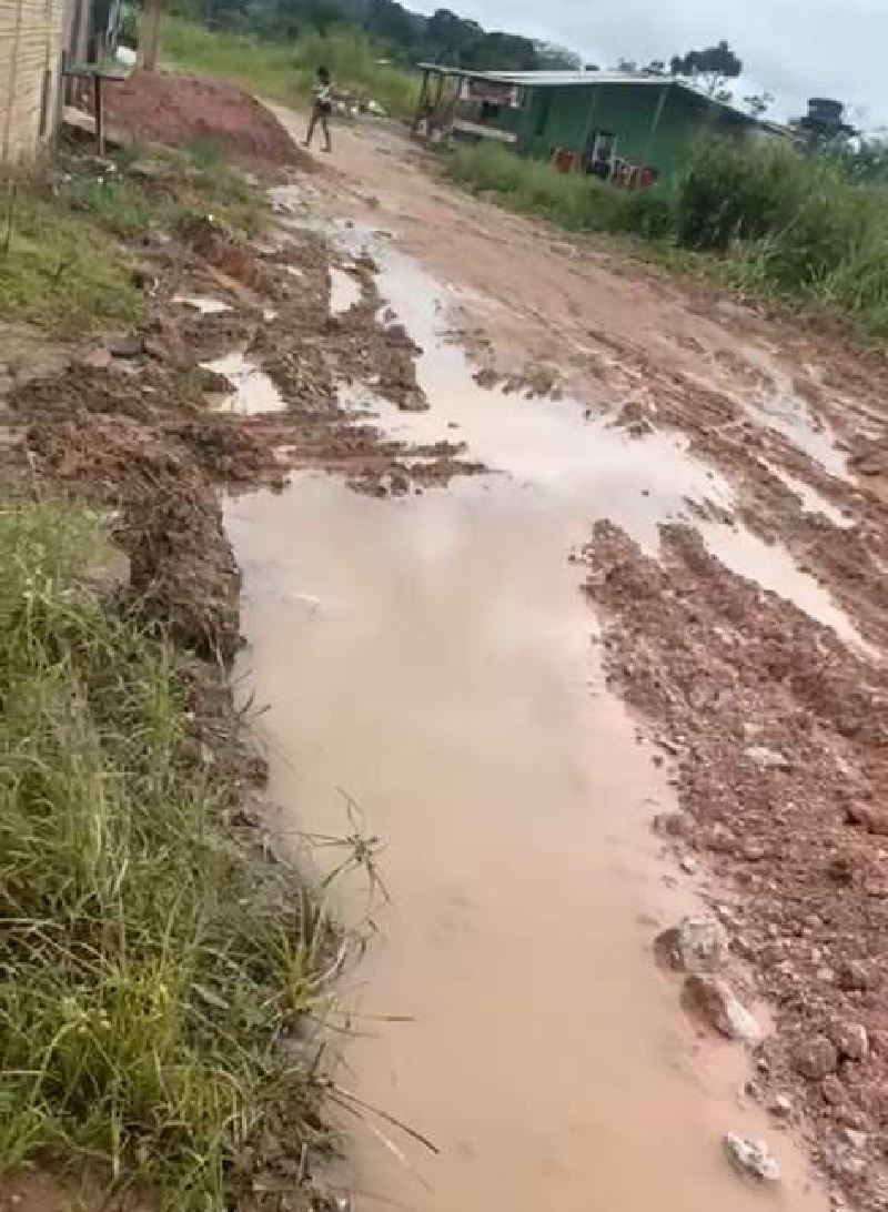 Outra moradora da mesma rua enviou vídeo e direcionou ao prefeito e secretario de obras;” Olha aí a situação desta rua Meu Deus, cade o prefeito de Novo Progresso e o mestre de obras, como que passa em uma rua desta daqui, olha o jeito que esta isto aqui....