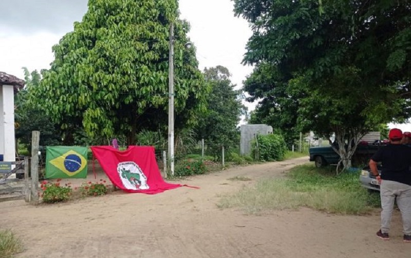 Bandeira do MST foi colocada no local.