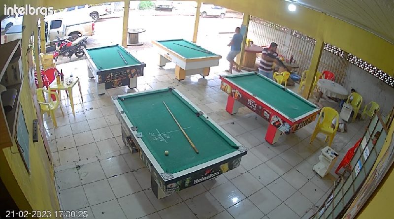 Edgar Ricardo de Oliveira, de 30 anos, acaba de se entregar para a Polícia Civil. Ele é um dos envolvidos nos assassinatos de 7 pessoas em um bar, na última terça-feira (21).