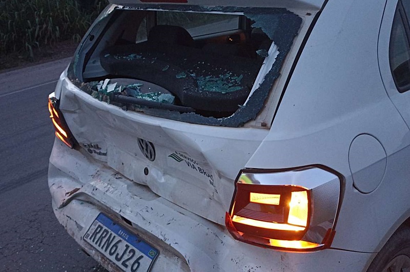 Motorista quebrou o vidro traseiro com facão (Foto: Jornal Folha do Progresso)