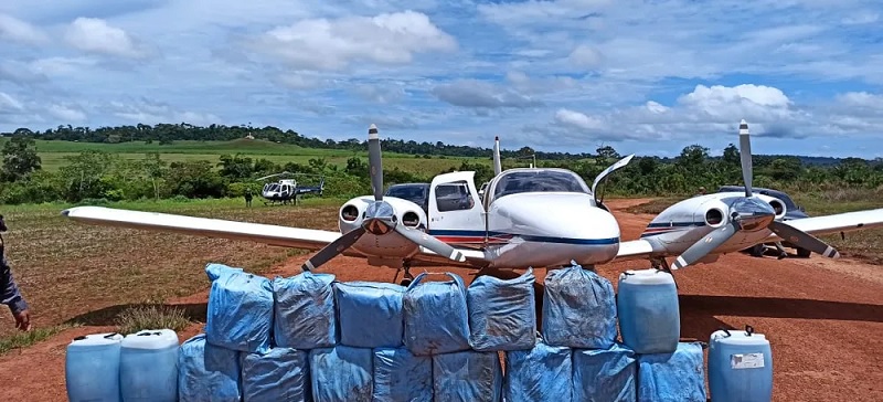  Avião de pequeno porte é apreendido com drogas em MT — Foto: Cedida