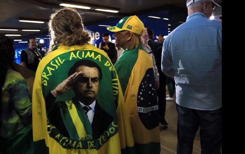 Apoiadores do ex-presidente Jair Bolsonaro aguardam seu retorno ao Brasil após três meses nos EUA — Foto: Fernando Donasci