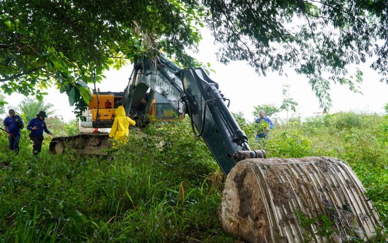 Escavadeira apreendida na operação Curupira em Novo Progresso -PA. 