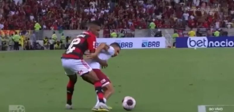 Disputa entre Matheus França e André, no primeiro tempo (Reprodução/Band)
Foto: Lance!