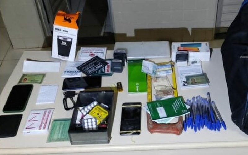 Objetos furtados e dinheiro encontrado com o suspeito (Foto:Reprodução)