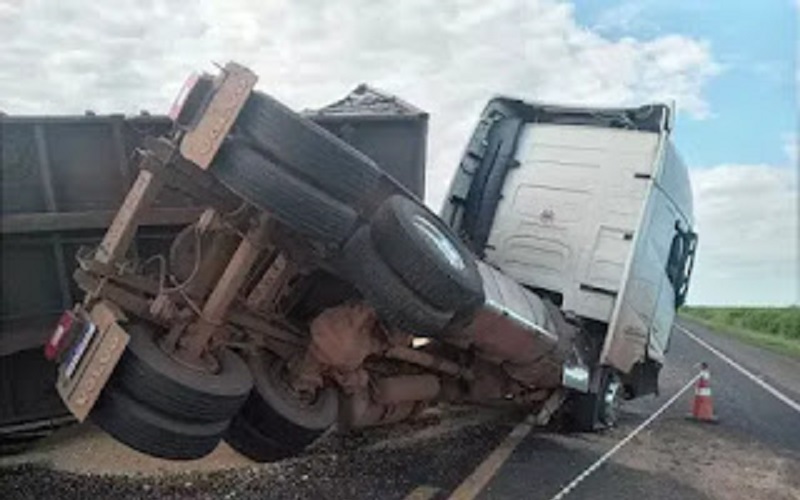  Parte traseira da carreta ficou levantada com o impacto da colisão (Foto: Sidney Assis)