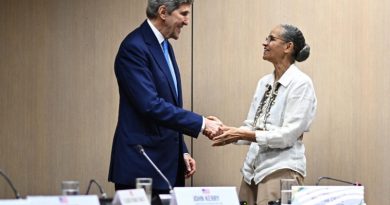 AME8491. BRASILIA (BRASIL), 28/02/2023.- El enviado especial para el clima de Estados Unidos, John Kerry, se reúne con la ministra de Medio Ambiente de Brasil, Marina Silva, hoy, en Brasilia (Brasil) hoy, martes 28 de febrero de 2023. El enviado especial para el clima de Estados Unidos, John Kerry, ratificó este martes el compromiso del Gobierno de Joe Biden con la Amazonía y aseguró que buscará los recursos necesarios para colaborar con Brasil en esa materia. EFE/ Andre Borges
