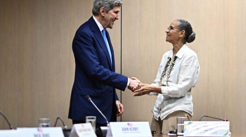 AME8491. BRASILIA (BRASIL), 28/02/2023.- El enviado especial para el clima de Estados Unidos, John Kerry, se reúne con la ministra de Medio Ambiente de Brasil, Marina Silva, hoy, en Brasilia (Brasil) hoy, martes 28 de febrero de 2023. El enviado especial para el clima de Estados Unidos, John Kerry, ratificó este martes el compromiso del Gobierno de Joe Biden con la Amazonía y aseguró que buscará los recursos necesarios para colaborar con Brasil en esa materia. EFE/ Andre Borges