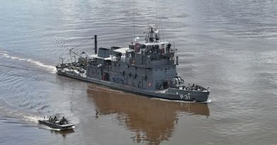 Combustível ilegal apreendido no rio Jutaí (Foto: Marinha/Divulgação)