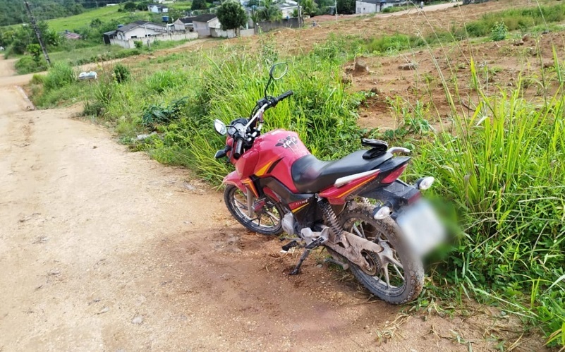 A motocicleta abandonada ajudou encontrar o corpo da vítima (Foto: Divulgação Policia) 
