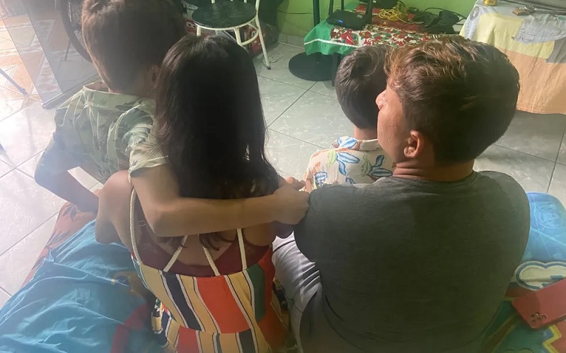 Família de Ana Júlia reunida após o sequestro que durou 17h em Belém. — Foto: Taymã Carneiro/g1 Pará
