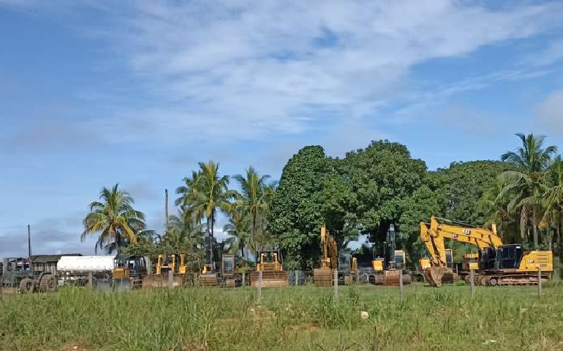 Maquinas paradas, mostra sinais da crise devido ao impacto da operação Curupira do Governo do Estado do Pará, contra garimpo ilegal na região de Novo Progresso. (Foto: Jornal Folha do Progresso)