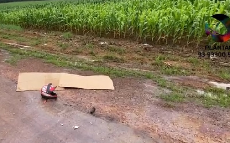 Imagens que a reportagem teve acesso, a motocicleta e o capacete ficaram alguns metros do corpo da vítima.