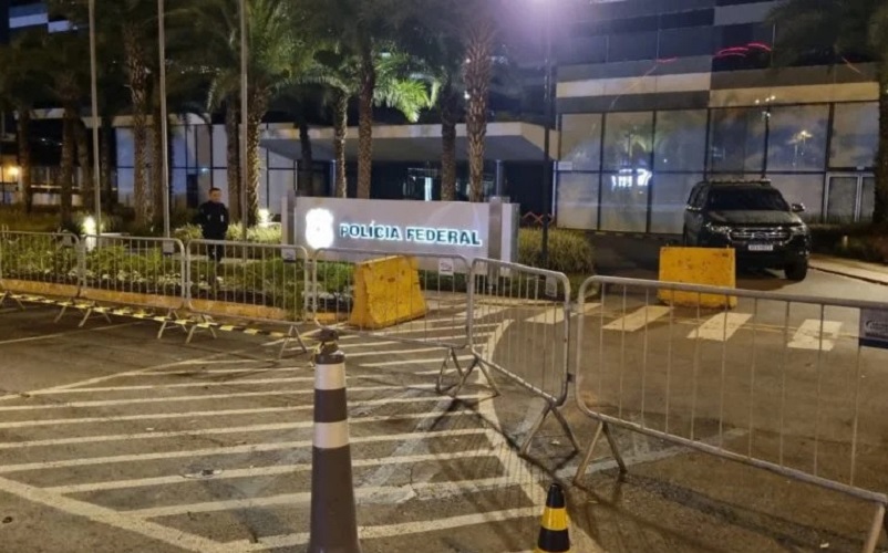 Edifício da corporação fica na região central de Brasília; Mauro Cid também deve depor na 4ª feira (5.abr) Sede da PF cercada por grades - (Foto:Caio Vinicius)