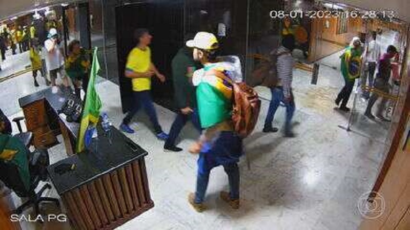  Moraes tira sigilo das imagens de dentro do Planalto durante os atos golpistas de janeiro
