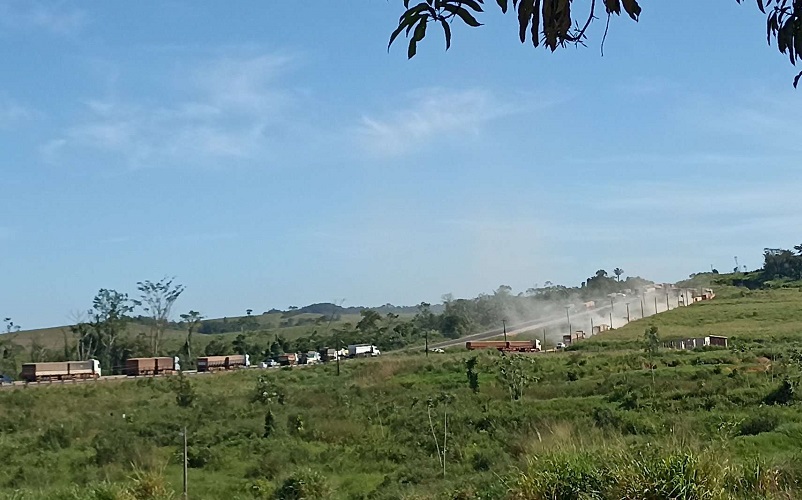 A pista ficou interditada em uma via. -Motoristas fizeram contorno por um desvio. 