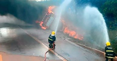 Carreta-pega-fogo-BR-163-Guaranta-do-Norte-maio-2023-assessoria-990x556