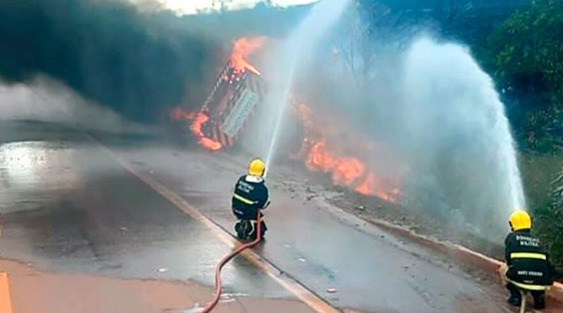 Carreta-pega-fogo-BR-163-Guaranta-do-Norte-maio-2023-assessoria-990x556