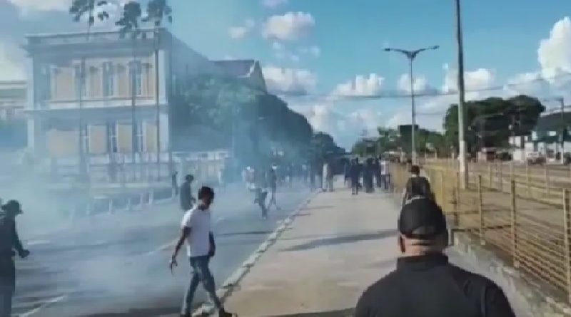 Policial penal é ferida durante repressão da PM para dispersar protesto de policiais penais — Foto: Reprodução/TV Liberal