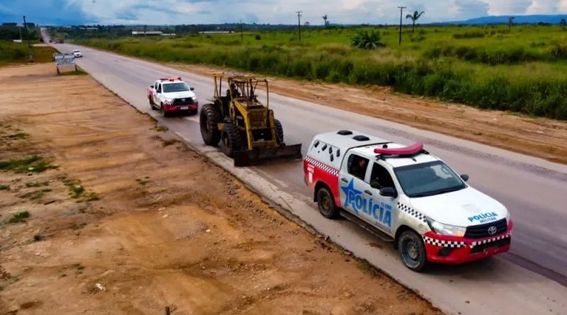 Um trator também foi apreendido durante ação da Operação Curupira — Foto: Ascom/Segup