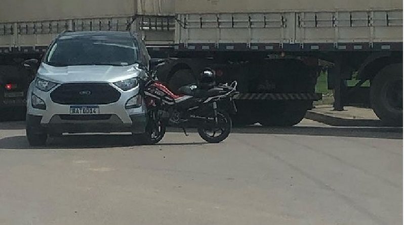 Moto fica 'cravada' em carro após colisão em avenida de Novo Progresso
