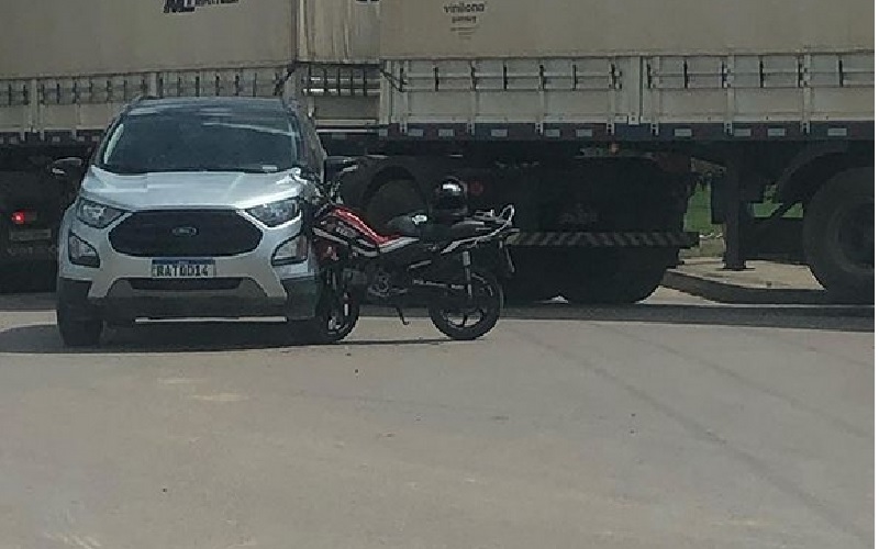Moto fica 'cravada' em carro após colisão em avenida de Novo Progresso