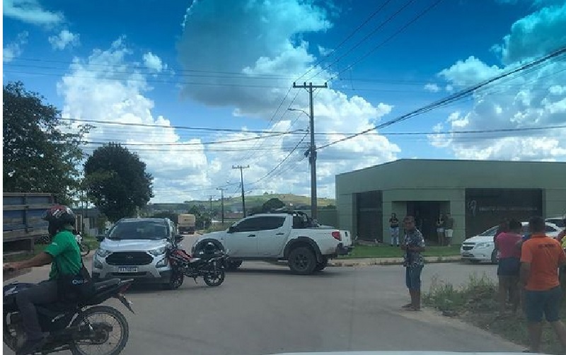 Moto fica 'cravada' em carro após colisão em avenida de Novo Progresso