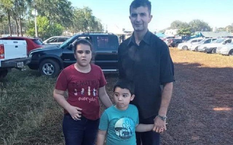 Alcimar de Oliveira Ferreira, de 38 anos, estava com os dois filhos, de 12 e 6 anos, na motocicleta