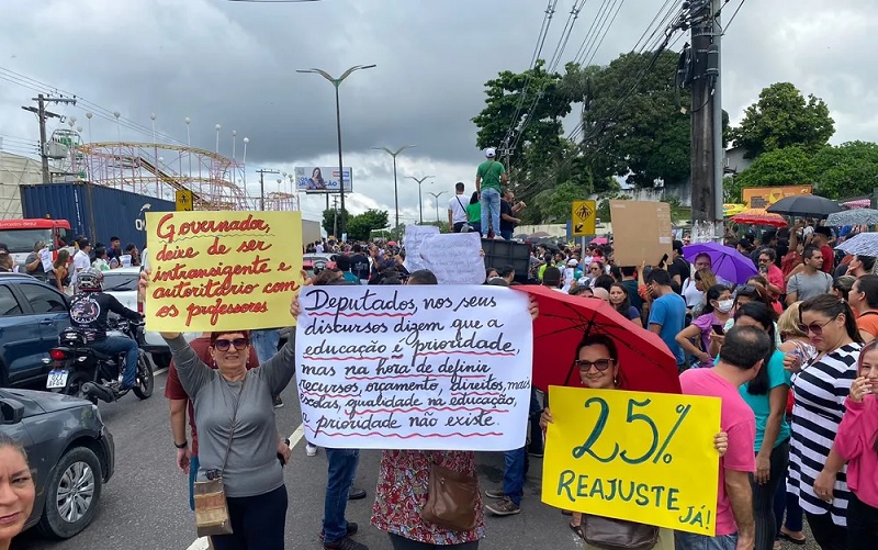  Em greve, professores da rede estadual protestaram em frente à Aleam, em Manaus — Foto: Jucélio Paiva/Rede Amazônica