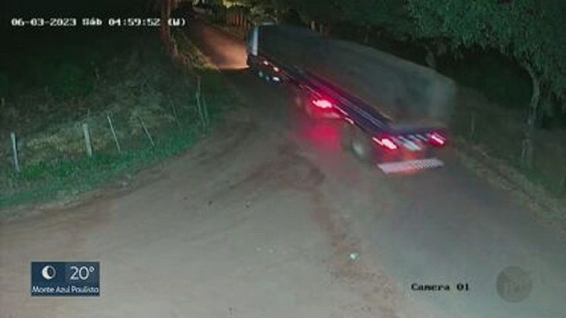 Caminhão roubado de fazenda em Pedregulho — Foto: Reprodução/Câmeras de segurança 